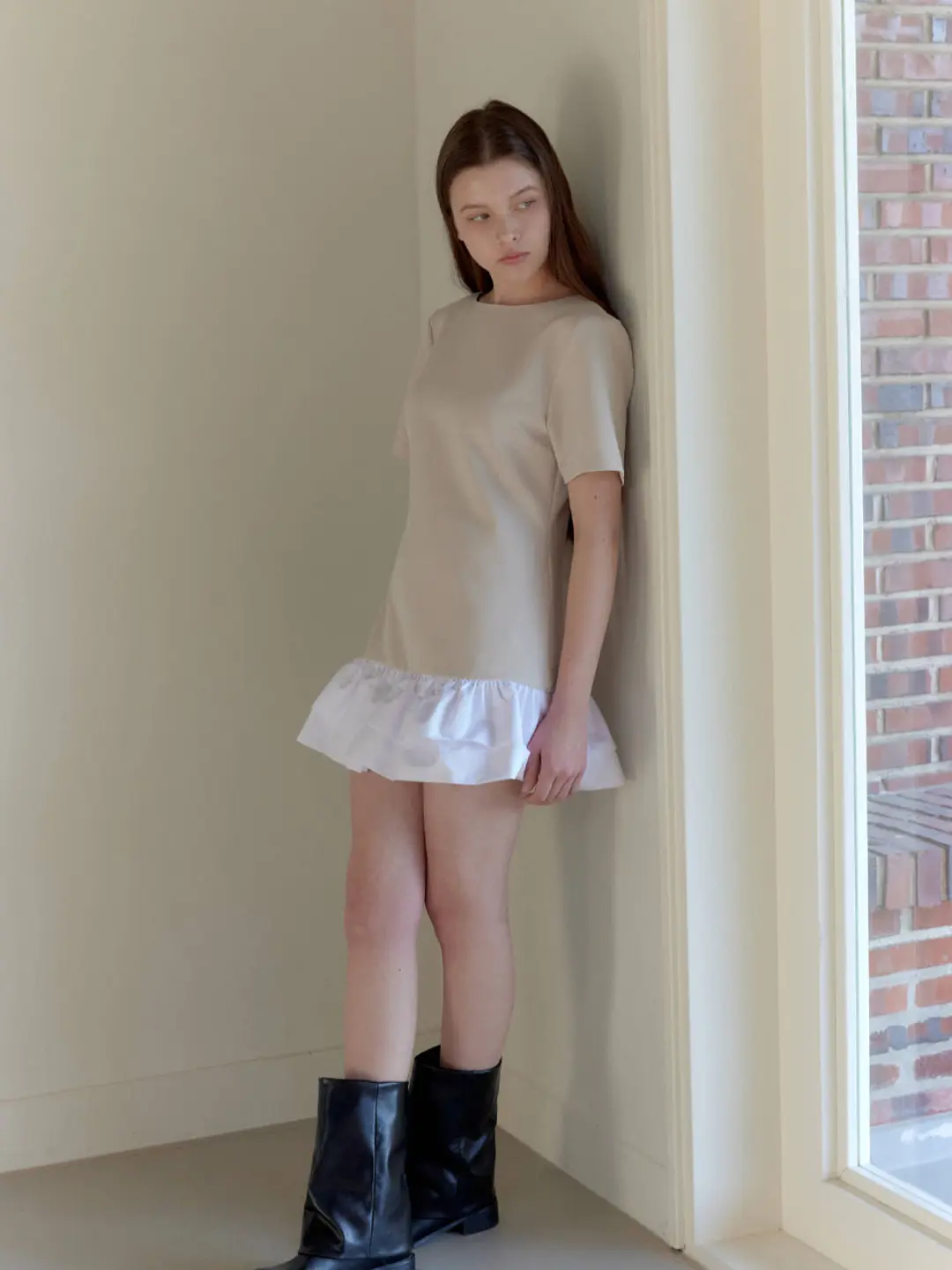 BOAT NECK FRILL DRESS / BEIGE