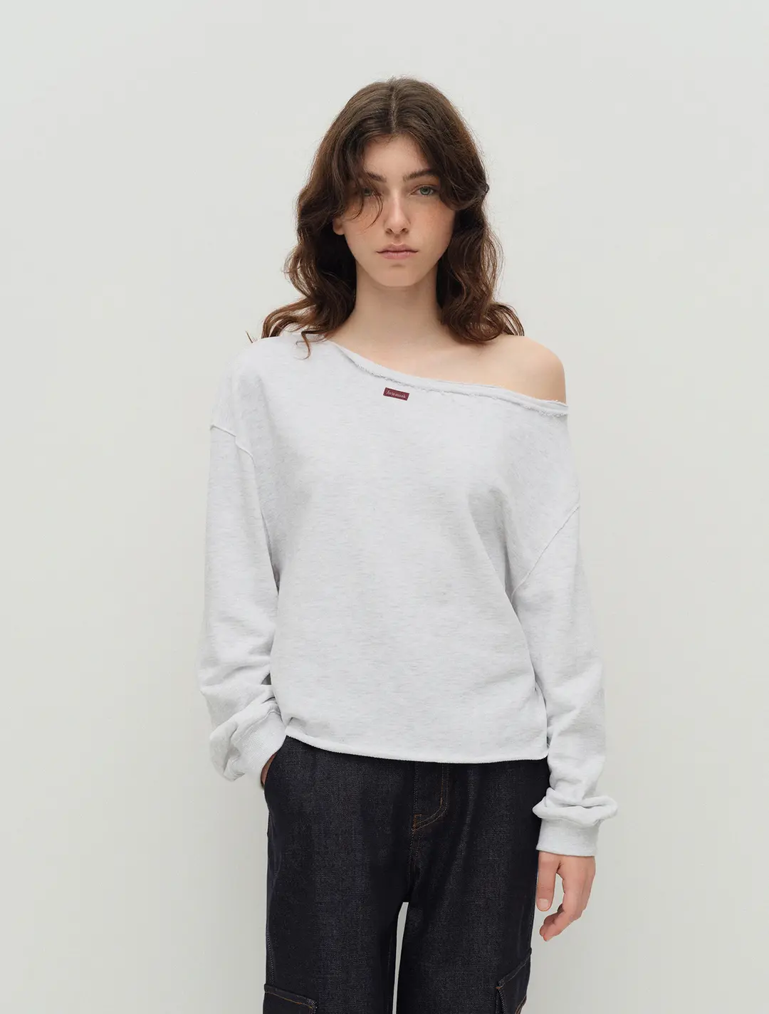 원 오프 숄더 로우 엣지 스웻셔츠 (멜란지 그레이)